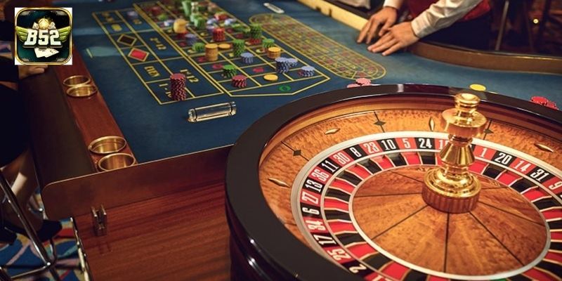 Dealer đang vận hành trò Baccarat và Roulette